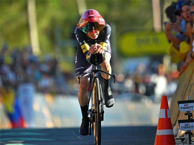 Jonas Vingegaard überquert am 4. Juli 2026 als dänischer Fahrer die Ziellinie der 1. Etappe der Tour de France 2026.