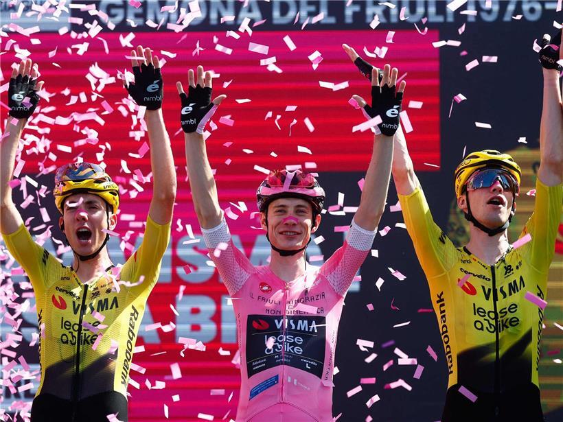 Jonas Vingegaard vom Team Visma Lease a Bike trägt vor 20. Etappe Giro d’Italia 2026 das rosa Trikot des Gesamtführenden