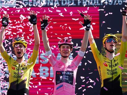 Jonas Vingegaard vom Team Visma Lease a Bike trägt vor 20. Etappe Giro d’Italia 2026 das rosa Trikot des Gesamtführenden