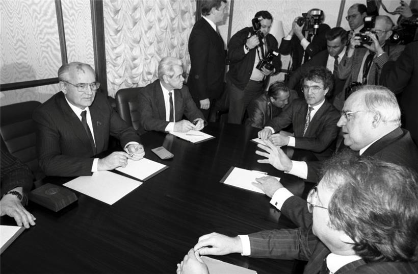 Der damalige Bundeskanzler Helmut Kohl (2.v.r.) und der damalige Generalsekretär des ZK der KPdSU, Michail Gorbatschow (l.), am 10. Februar 1990 in Moskau
