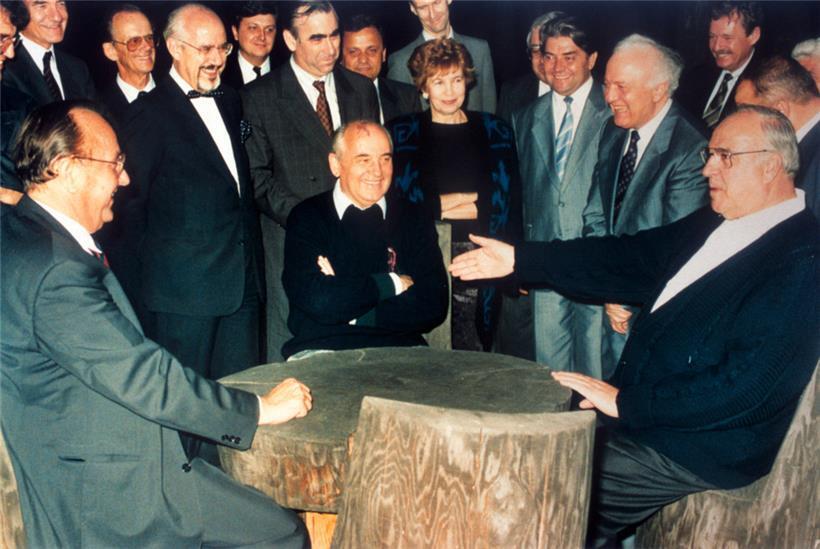 Der damalige Bundeskanzler Helmut Kohl (rechts), der damalige sowjetische Staats...