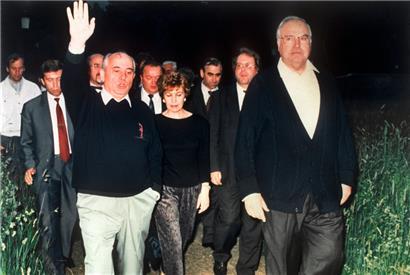 Der damalige deutsche Bundeskanzler Helmut Kohl mit dem damaligen sowjetischen Präsidenten Michail Gorbatschow (l) und dessen Frau Raissa während eines Arbeitsbesuchs im Kaukasus
