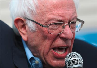 Der demokratische Präsidentschaftskandidat Bernie Sanders gilt als leichter Favorit bei der ersten Vorwahl in Iowa.
