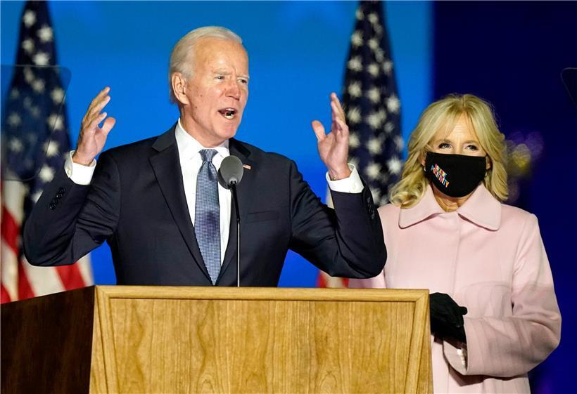 Der demokratische Präsidentschaftskandidat Joe Biden spricht neben seiner Frau Jill Biden zu seinen Anhängern. 
