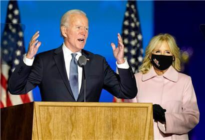 Der demokratische Präsidentschaftskandidat Joe Biden spricht neben seiner Frau Jill Biden zu seinen Anhängern. 
