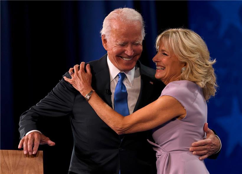 Der demokratische Präsidentschaftskandidat Joe Biden begrüßt seine Frau Dr. Jill Biden in der vierten Nacht des Nationalkonvents der Demokraten
