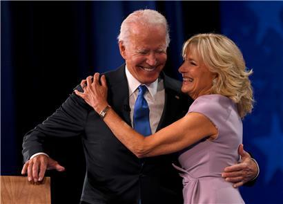 Der demokratische Präsidentschaftskandidat Joe Biden begrüßt seine Frau Dr. Jill Biden in der vierten Nacht des Nationalkonvents der Demokraten
