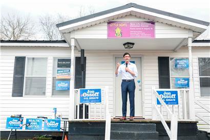 Der demokratische Senatskandidat Jon Ossoff macht Wahlkampf in Eatonton, Georgia. Er muss sich gegen den republikanischen Senator David Perdue durchsetzen.
