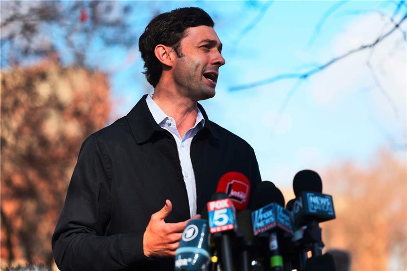 Der demokratische Senatskandidat Jon Ossoff spricht mit Mitgliedern der Medien im Dunbar Neighborhood Center am 5. Januar in Atlanta, Georgia
