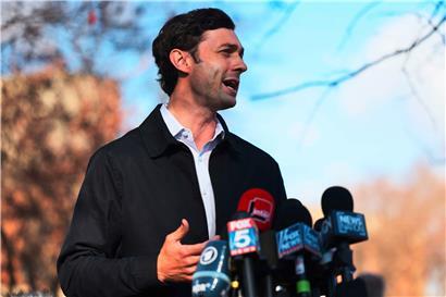 Der demokratische Senatskandidat Jon Ossoff spricht mit Mitgliedern der Medien im Dunbar Neighborhood Center am 5. Januar in Atlanta, Georgia
