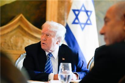 Der designierte US-Präsident Donald Trump mit dem israelischen Ministerpräsidenten Benjamin Netanjahu
