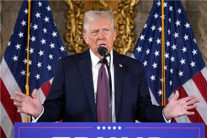 Der designierte US-Präsident Donald Trump spricht während einer Pressekonferenz in Mar-a-Lago
