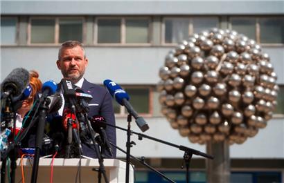 Der designierte slowakische Präsident Peter Pellegrini am Donnerstag sprach vor dem Krankenhaus in Banska Bystrica über den Zustand von Robert Fico
