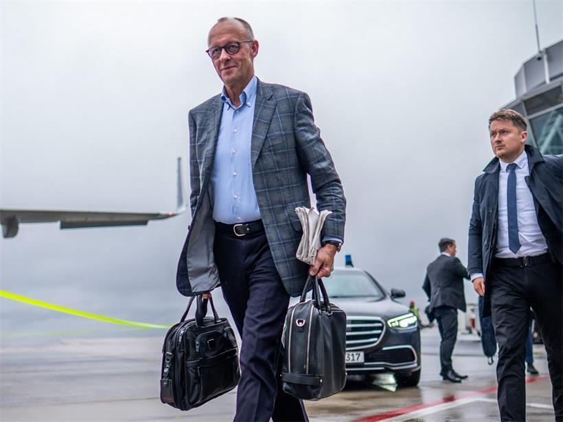 Der deutsche Bundeskanzler Friedrich Merz (CDU) auf dem Weg zum Europäischen Arktis-Gipfel in Finnland