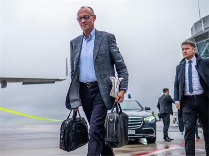 Der deutsche Bundeskanzler Friedrich Merz (CDU) auf dem Weg zum Europäischen Arktis-Gipfel in Finnland
