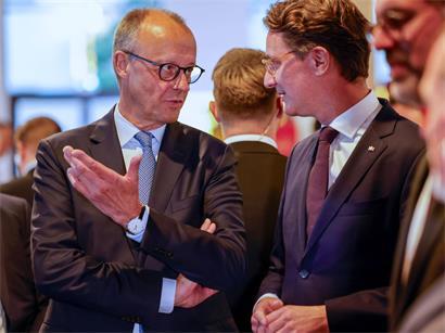 Friedrich Merz und Hendrik Wüst, CDU-Politiker, bei offiziellem Termin in Nordrhein-Westfalen