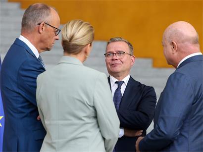 Der deutsche Bundeskanzler Friedrich Merz mit der dänischen Ministerpräsidentin Mette Frederiksen, dem finnischen Ministerpräsidenten Petteri Orpo und dem österreichischen Bundeskanzler Christian Stocker