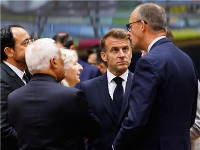 Bundeskanzler Friedrich Merz im Gespräch mit EU-Präsidenten Christodoulides, Costa und Macron bei EU-Gipfel Arbeitssitzung