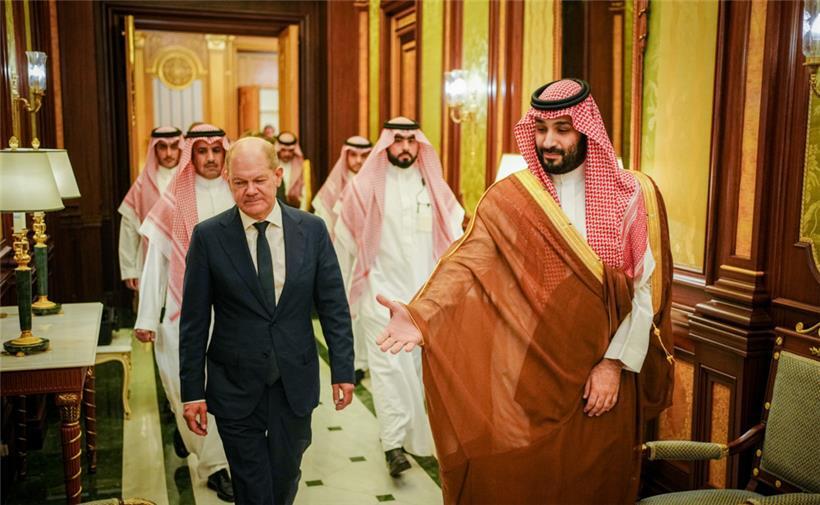 Der deutsche Bundeskanzler Olaf Scholz (l., SPD) wird vom Kronprinzen des Königreichs Saudi-Arabien Mohammed bin Salman im Al-Salam-Palast empfangen
