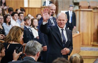 Der deutsche Bundeskanzler Olaf Scholz nach seiner europapolitischen Rede an der Karls-Universität in Prag
