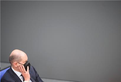 Der deutsche Bundeskanzler Olaf Scholz steht zunehmend wegen seiner Haltung zu Waffenlieferungen in die Ukraine in der Kritik
