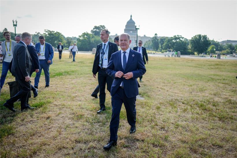 Der deutsche Bundeskanzler Olaf Scholz verlässt am Rande des Nato-Gipfels ein Pressestatement vor dem Capitol
