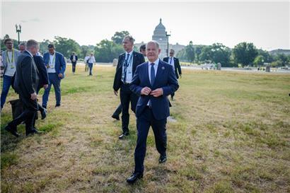 Der deutsche Bundeskanzler Olaf Scholz verlässt am Rande des Nato-Gipfels ein Pressestatement vor dem Capitol
