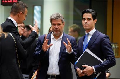 Der deutsche Bundesminister für Wirtschaft und Klimaschutz, Robert Habeck, spricht mit dem ungarischen Außenminister Peter Szijjarto (l) und dem niederländischen Minister für Klima und Energie, Rob Jetten, während des Treffens der EU-Energieminister in Brüssel
