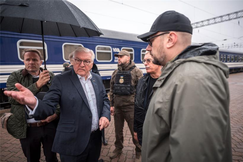 Der deutsche Bundespräsident Frank-Walter Steinmeier (2.v.l.) wird am Bahnhof von Gouverneur Wjatscheslaw Tschaus begrüßt
