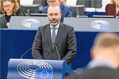 Der deutsche CSU-Politiker Manfred Weber ist Chef der Konservativen in Europa und war sich nicht zu schade, Werbung für Silvio Berlusconi zu machen – jetzt muss auch die Luxemburger CSV die Duce-Enkelin Alessandra Mussolini in ihren Reihen aushalten
