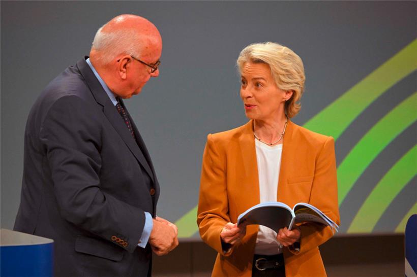 Der deutsche Experte Peter Strohschneider (l.) und Kommissionspräsidentin Ursula von der Leyen haben den Bericht zur EU-Agrarpolitik vorgestellt

