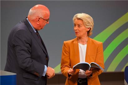 Der deutsche Experte Peter Strohschneider (l.) und Kommissionspräsidentin Ursula von der Leyen haben den Bericht zur EU-Agrarpolitik vorgestellt
