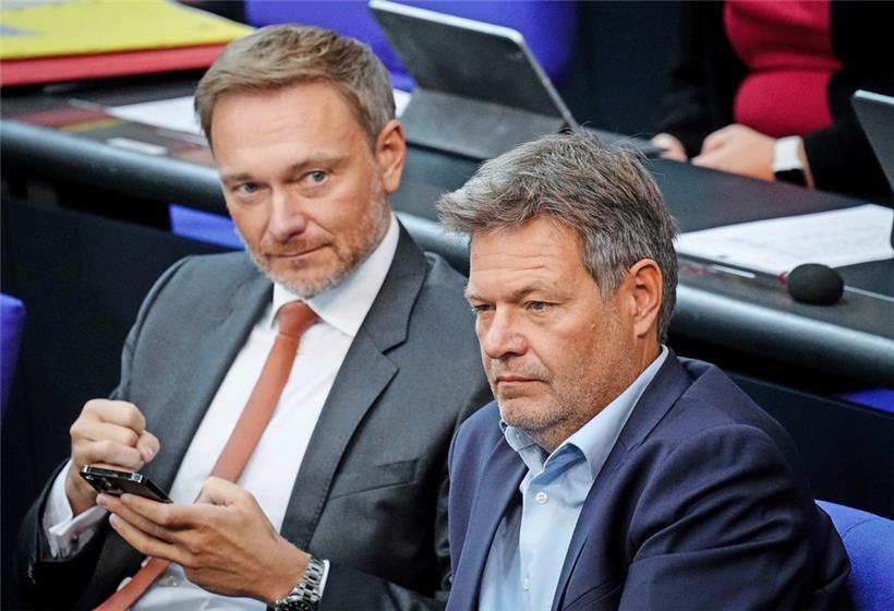 Der deutsche Finanzminister Christian Lindner (l.) und Wirtschaftsminister Robert Habeck sind sich nicht ganz einig darüber, was angesichts der Gas- und Energiekrise in Deutschland getan werden muss
