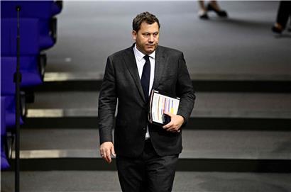 Deutscher Finanzminister Lars Klingbeil präsentiert schwierigen Haushalt für Deutschland, Finanzpolitik und Budgetplanung