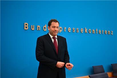 Der deutsche Finanzminister Lars Klingbeil muss in den kommenden Jahren immer größer werdende Haushaltslöcher stopfen
