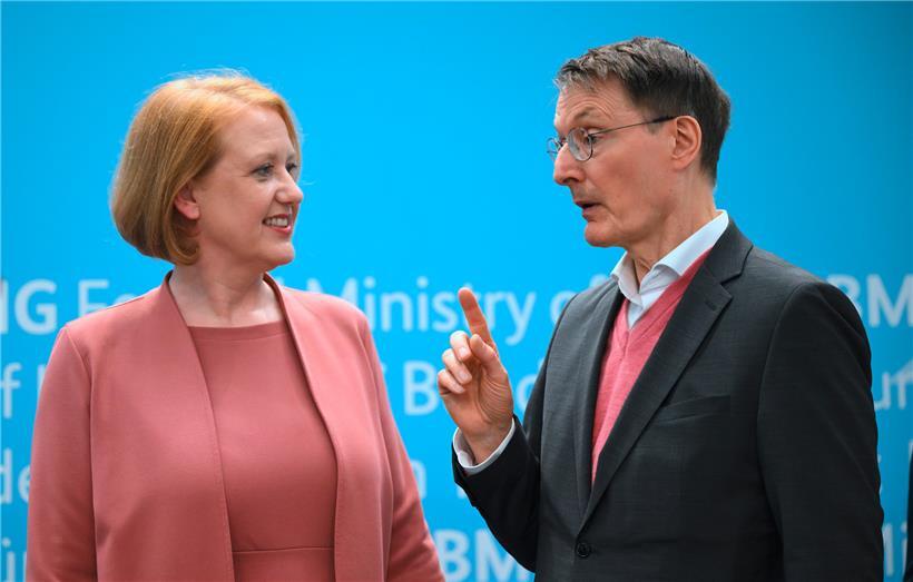 Der deutsche Gesundheitsminister Karl Lauterbach und die Familienministerin Lisa Paus nahmen am Montag den Bericht einer Expertenkommission zur legalen Abtreibung entgegen
