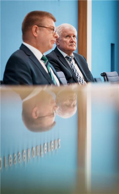 Der deutsche Innenminister Horst Seehofer (r.) und der Präsident des deutschen Verfassungsschutzes, Thomas Haldenwang, stellten gestern den Verfassungsschutzbericht 2020 vor
