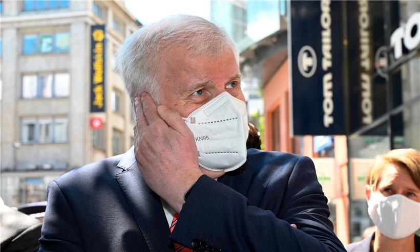 Der deutsche Innenminister bei einem Besuch der verwüsteten Innenstadt von Stuttgart
