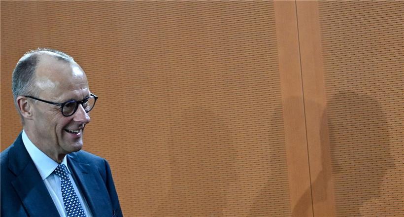 Friedrich Merz mit ernstem Blick bei Regierungsthemen, deutsche Politik, aktuelle Spannungen im Kabinett