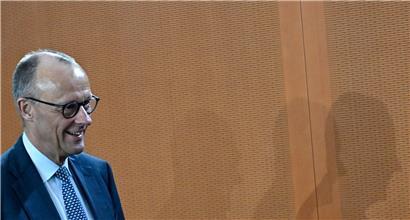 Friedrich Merz mit ernstem Blick bei Regierungsthemen, deutsche Politik, aktuelle Spannungen im Kabinett