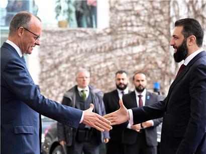 Friedrich Merz begrüßt Syriens Präsident Ahmed al-Sharaa vor dem Kanzleramt in Berlin, Deutschland