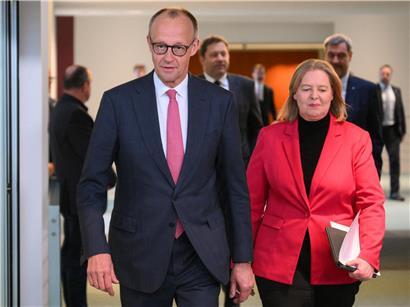 Friedrich Merz und Arbeitsministerin Bärbel Bas diskutieren kontrovers über Rentenpolitik in Deutschland