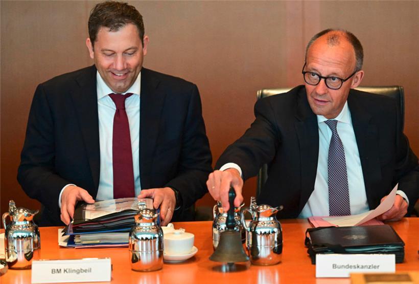 Der deutsche Kanzler Friedrich Merz (r.) ist seinem Finanzminister Lars Klingbeil wohlgesonnen 

