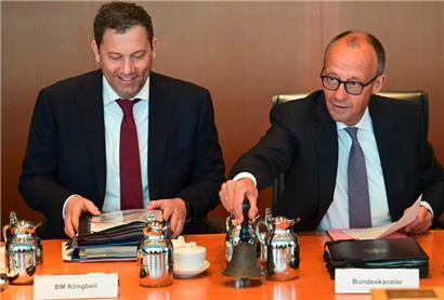 Der deutsche Kanzler Friedrich Merz (r.) ist seinem Finanzminister Lars Klingbeil wohlgesonnen 
