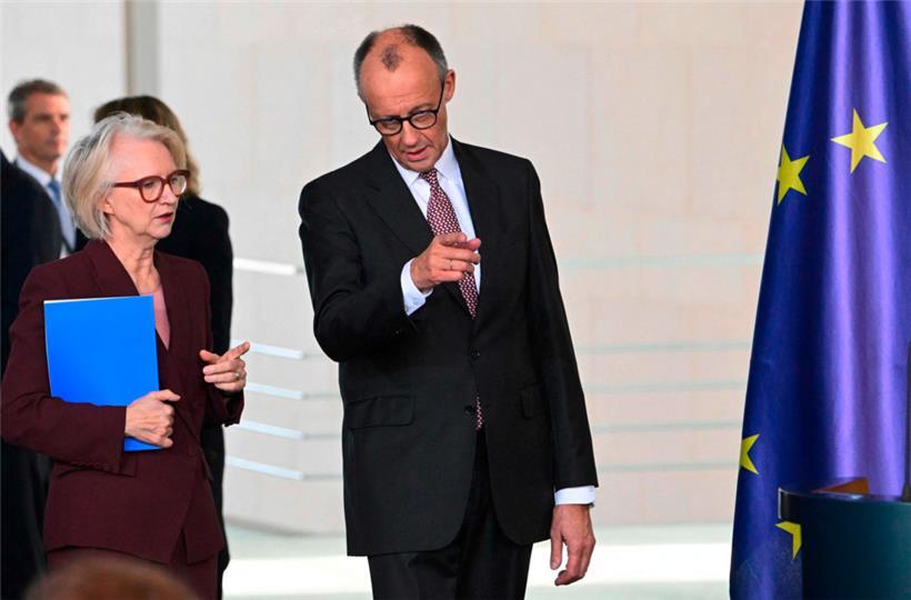 Der deutsche Kanzler Friedrich Merz (r.) und die Vorsitzende der Wirtschaftsweisen, Monika Schnitzer, tauschen sich hier nicht darüber aus, in welche Richtung Deutschland gehen soll
