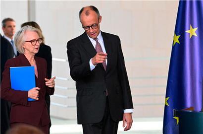 Der deutsche Kanzler Friedrich Merz (r.) und die Vorsitzende der Wirtschaftsweisen, Monika Schnitzer, tauschen sich hier nicht darüber aus, in welche Richtung Deutschland gehen soll
