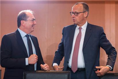 Der deutsche Kanzler Friedrich Merz (r.) und sein Innenminister Alexander Dobrindt wollen die Zurückweisungen an den deutschen Grenzen weiter beibehalten

