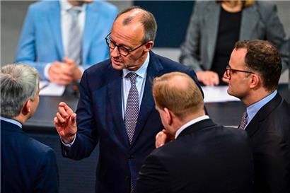 Der deutsche Kanzler Friedrich Merz und der CDU-Fraktionschef Jens Spahn (r.) dürften nach der Abstimmung tief aufgeatmet haben

