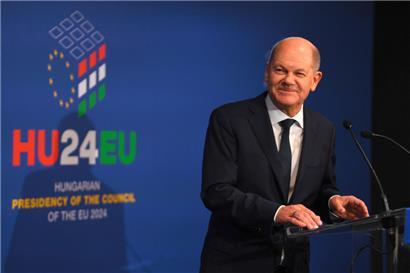 Der deutsche Kanzler Olaf Scholz hat am Rande des EU-Gipfel in Budapest erklärt, unter Bedingungen die Vertrauensfrage früher zu stellen als ursprünglich angekündigt
