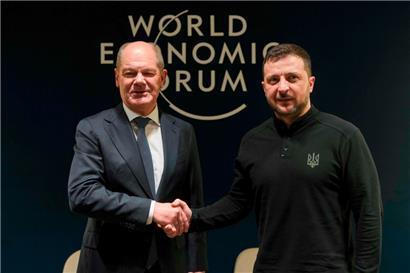 Der deutsche Kanzler Olaf Scholz (l.) traf beim Weltwirtschaftsforum in Davos den ukrainischen Präsidenten Wolodymyr Selenskyj, will diesem aber derzeit keine zusätzliche Hilfe zukommen lassen
